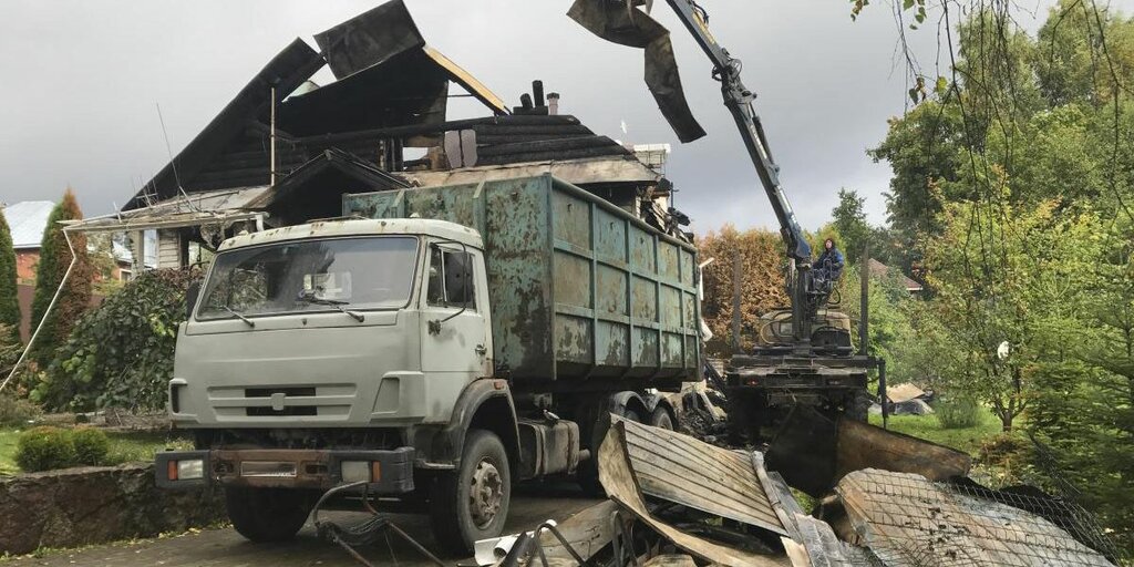 Вывоз мусора после пожара с утилизацией в Черняховске в октябре