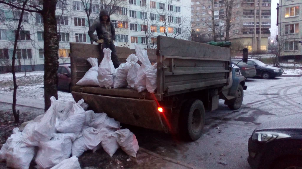 Вывоз мусора в мешках в Черняховске в октябре