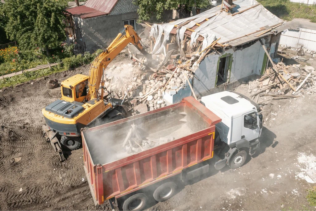Вывоз мусора после сноса зданий с выездом в Черняховске в октябре