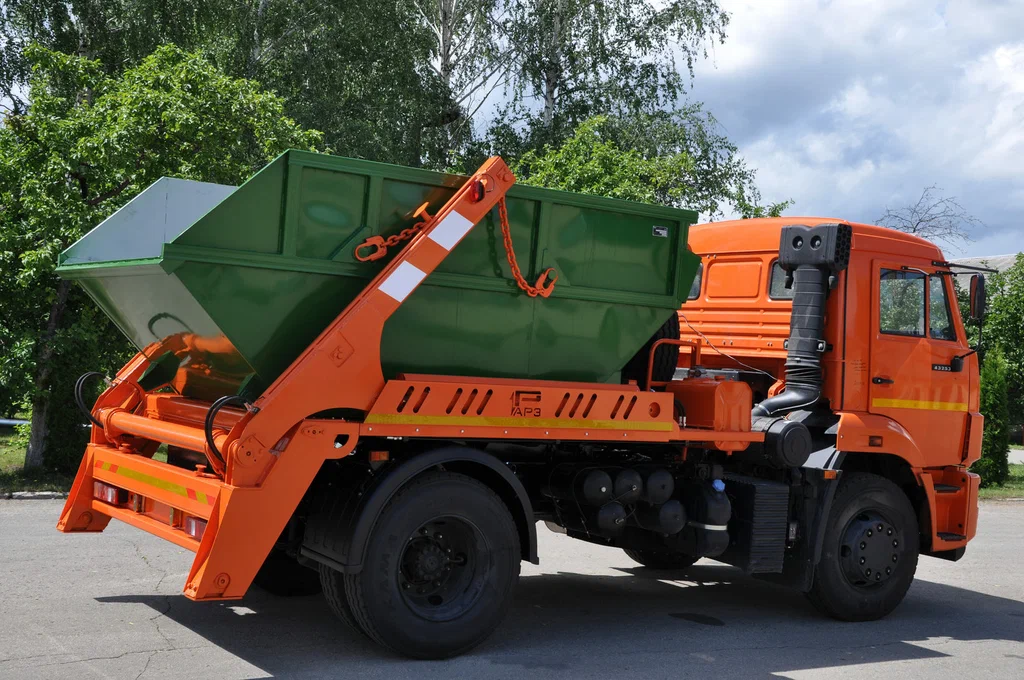 Заказ бункеровоза для вывоза мусора и отходов в Черняховске в октябре