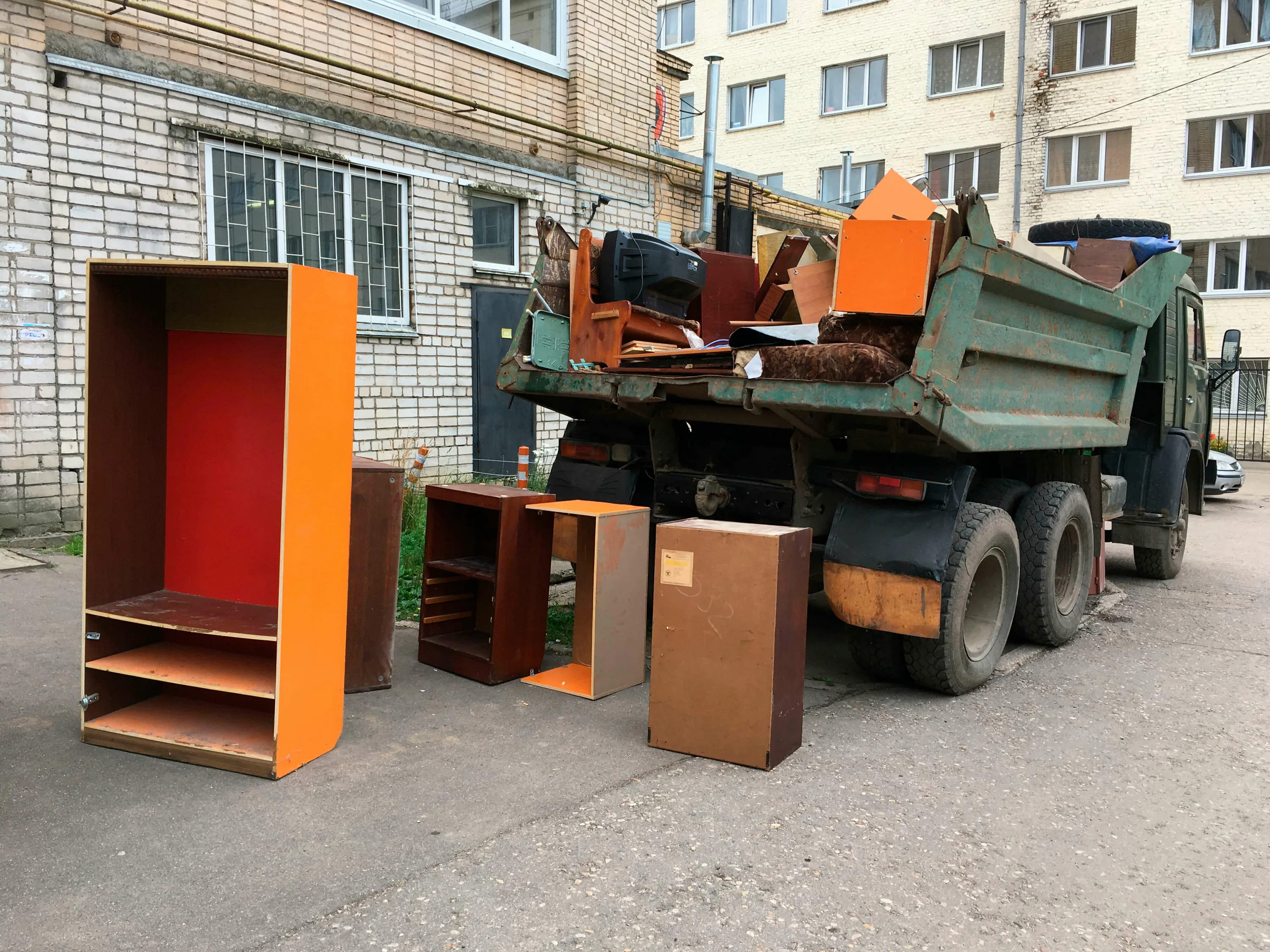 Утилизация старой мебели с вывозом и разбором в Черняховске в октябре