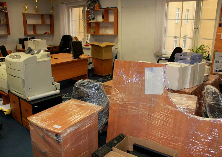 Вывоз старой офисной мебели в Черняховске в октябре