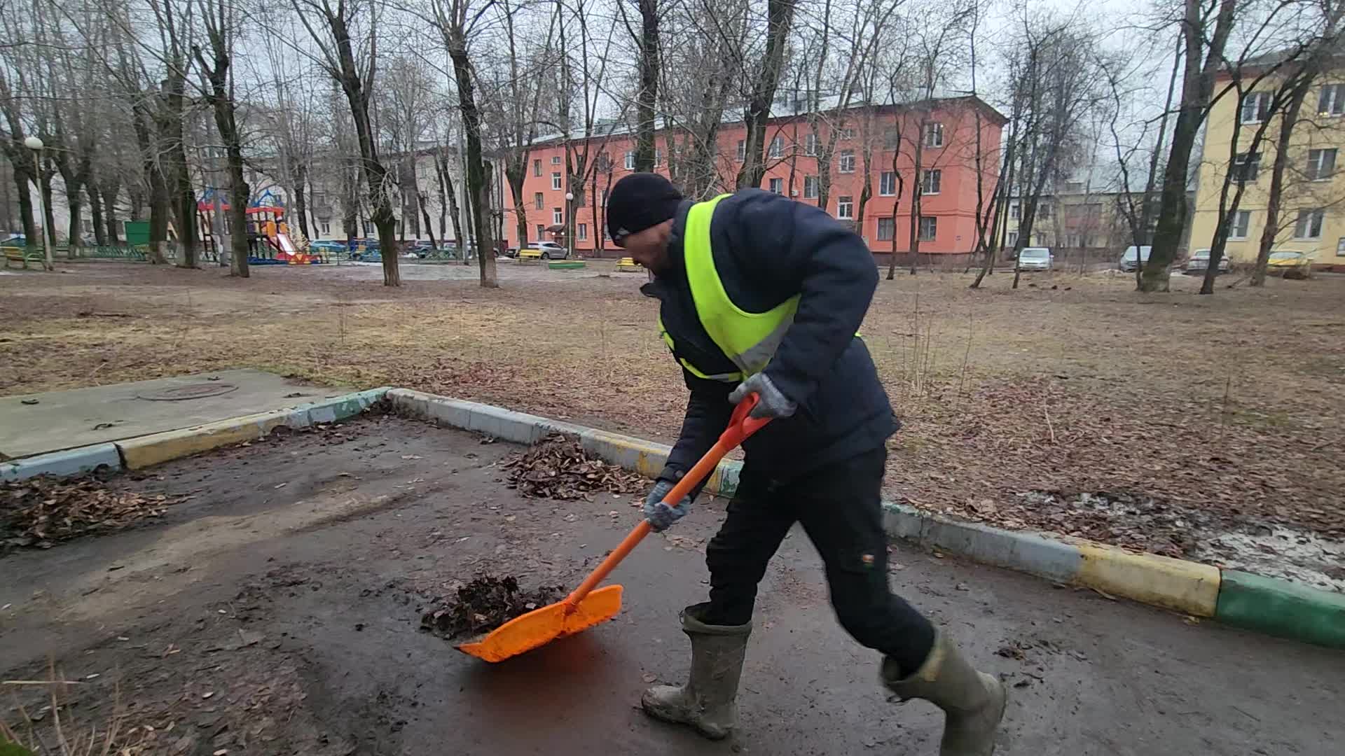 Уборка территорий в Черняховске в октябре