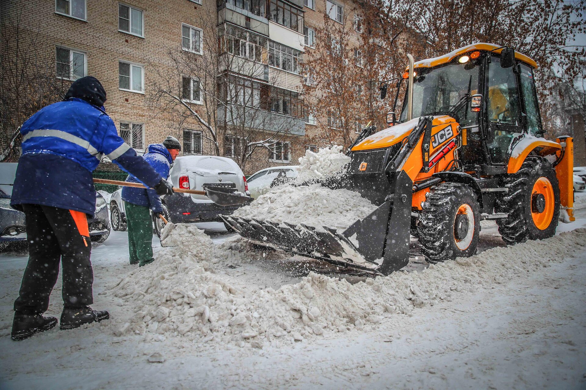 Очистка дворов от снега и наледи в Черняховске — уборка снега, трактор и ручная, цены от 524 руб. | ПроМусор