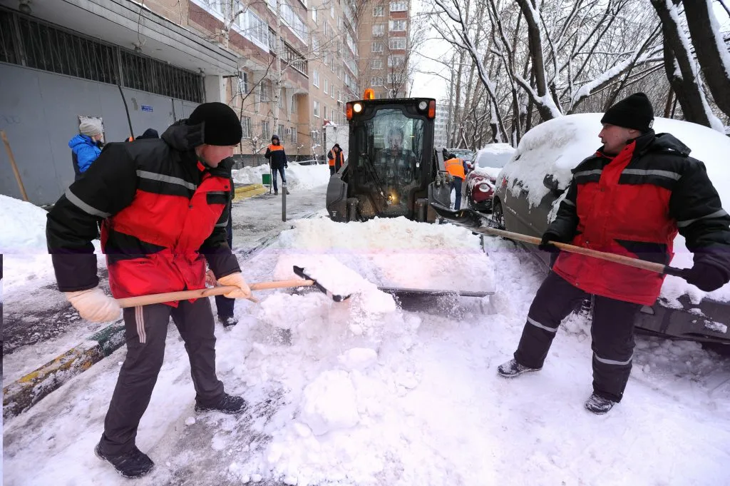 Очистка дворов от снега с гарантией результата в Черняховске в октябре